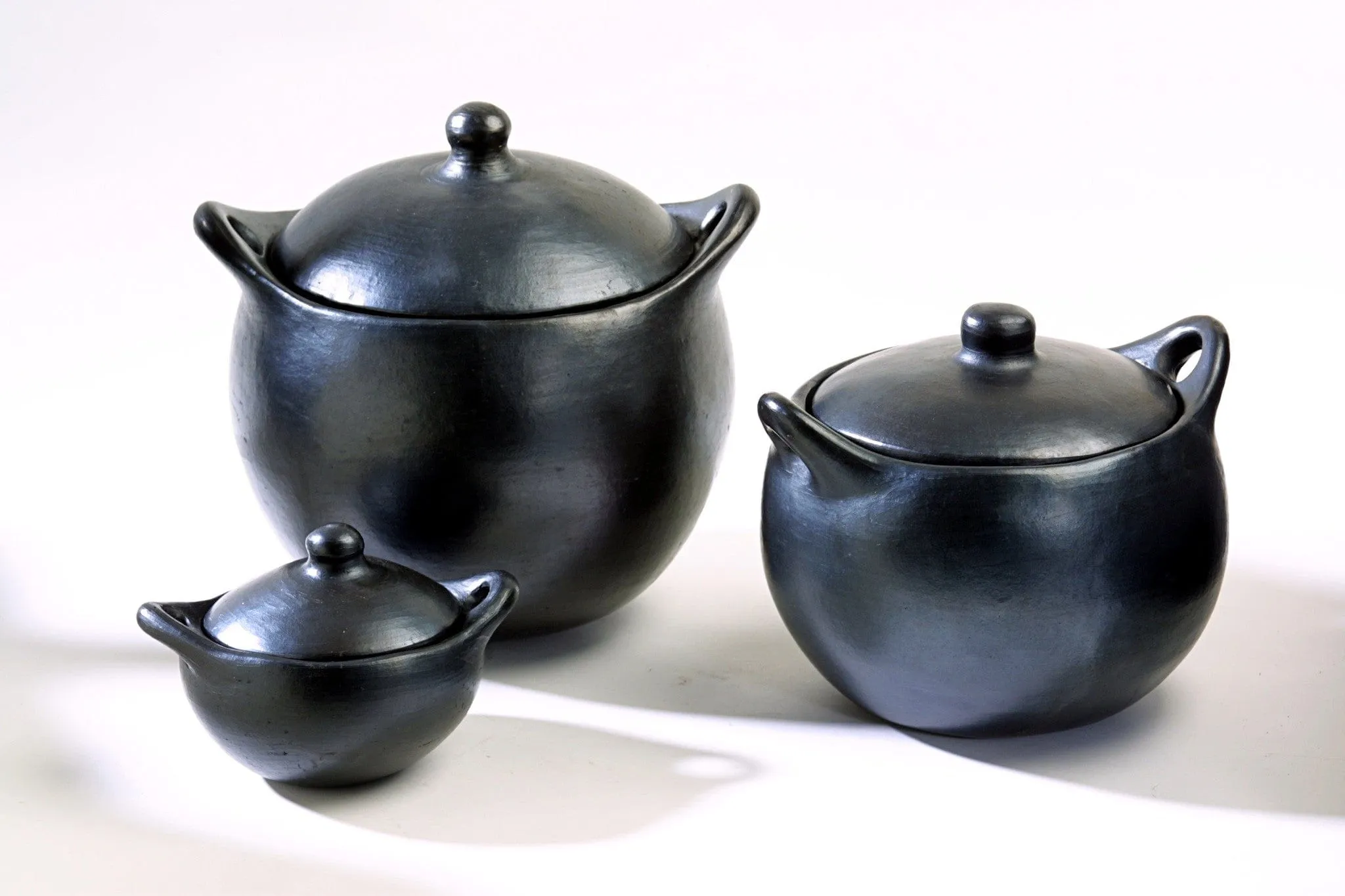Authentic Chamba Soup & Bean Pot - Elegant. All-Natural Black Clay Pot with Cover for Slow. Even Cooking - Stovetop & Oven Safe - Handmade in Colombia