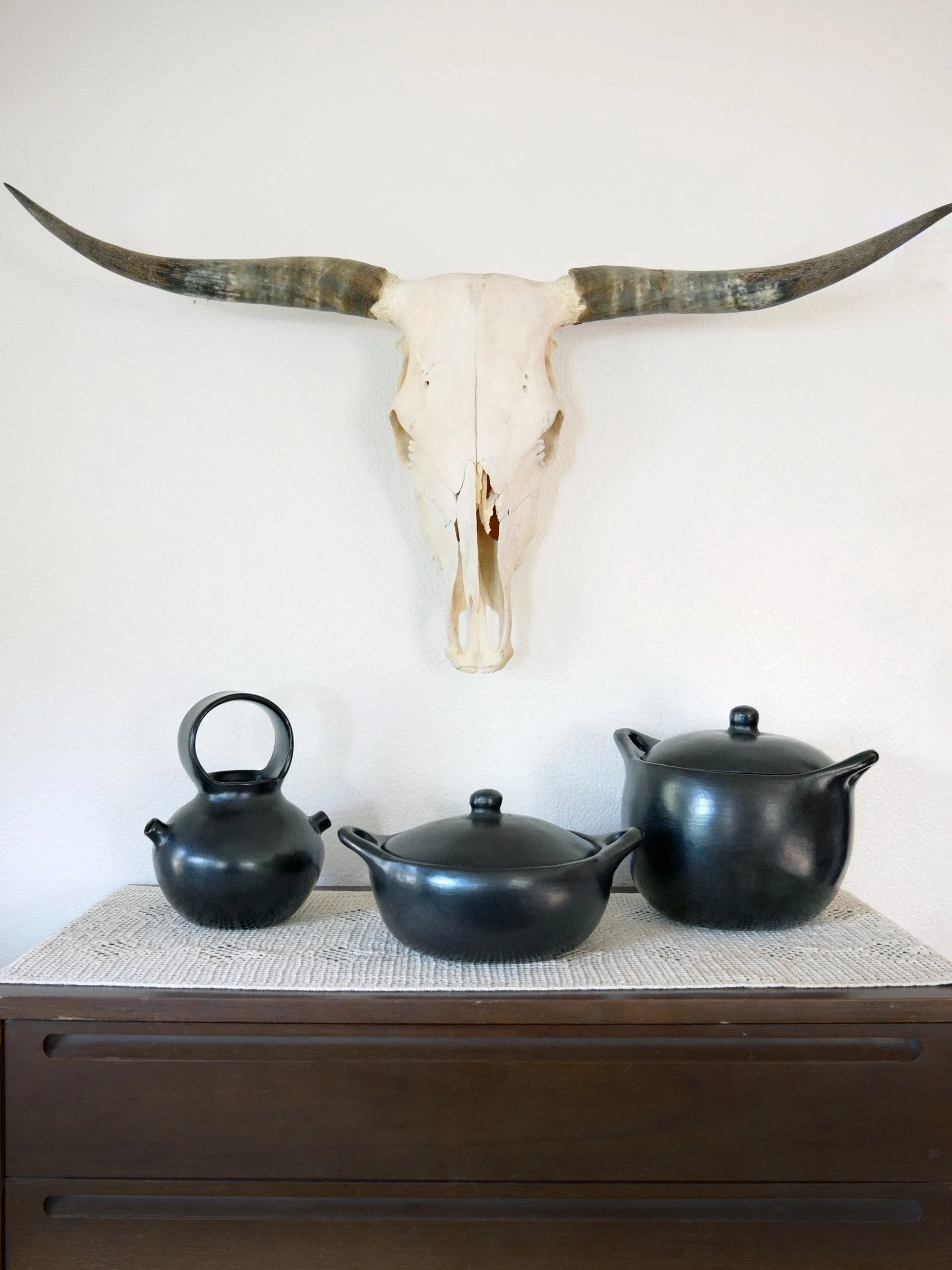 Authentic Chamba Soup & Bean Pot - Elegant. All-Natural Black Clay Pot with Cover for Slow. Even Cooking - Stovetop & Oven Safe - Handmade in Colombia