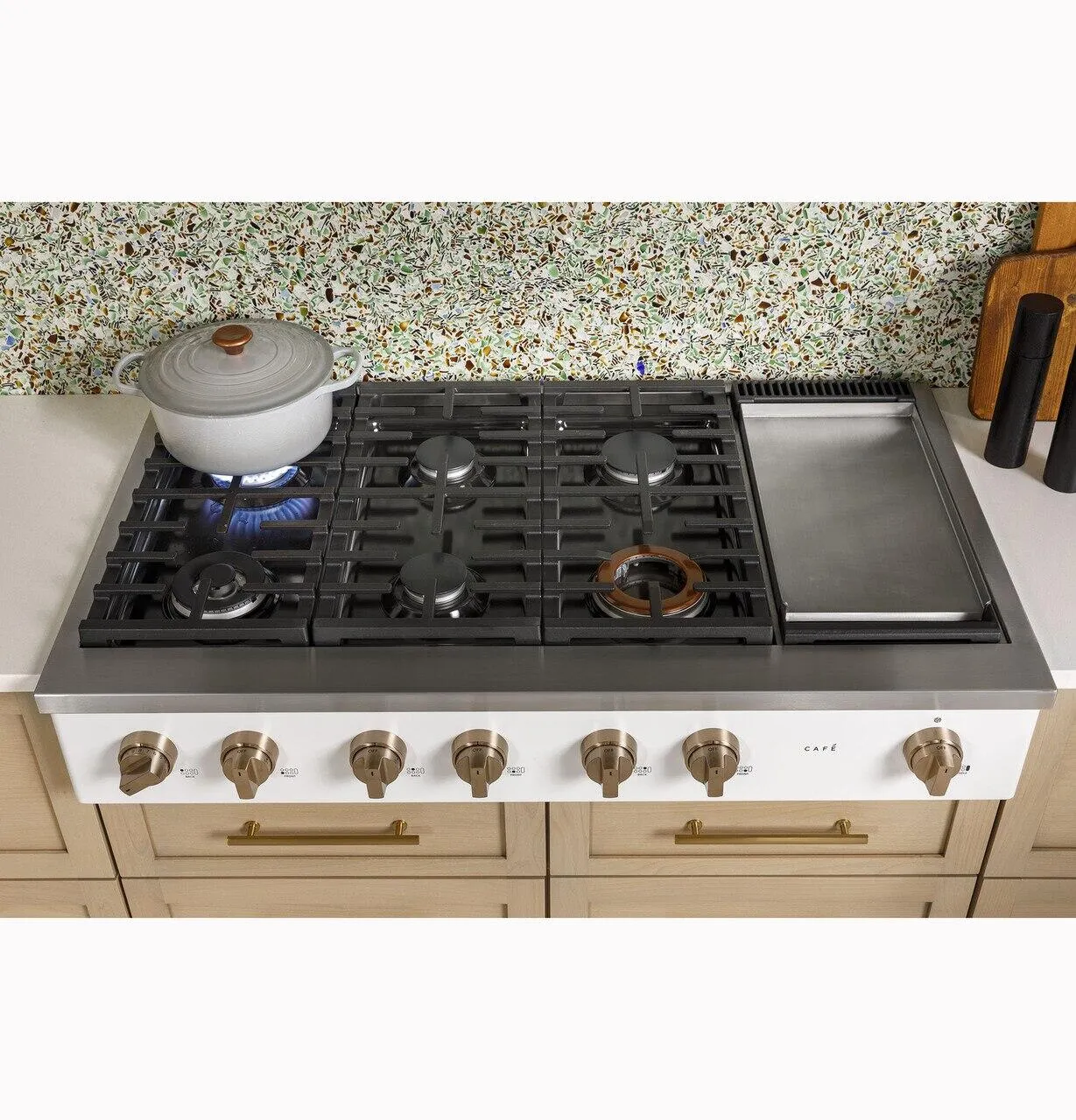 Cafe CGU486P3TD1 Caf&#8482; 48 Commercial-Style Gas Rangetop With 6 Burners And Integrated Griddle (Natural Gas)