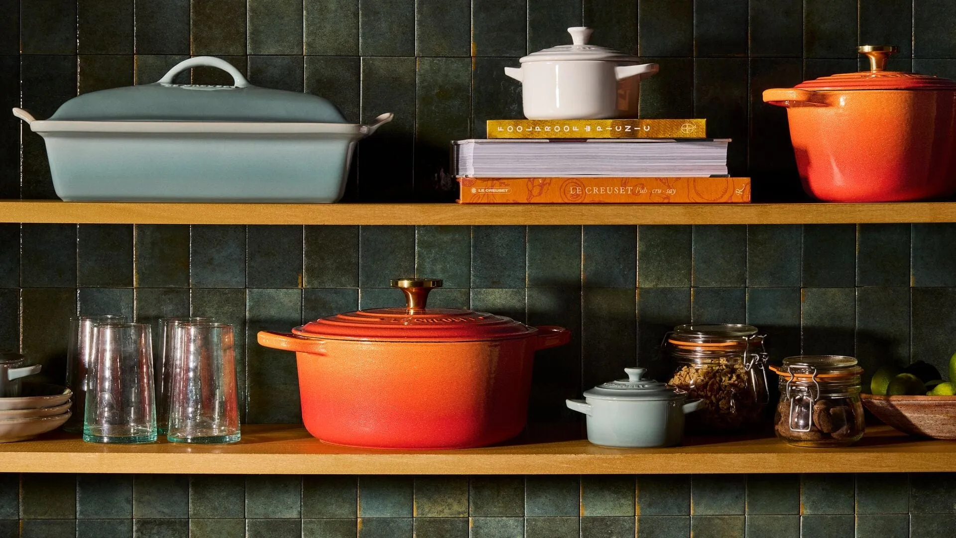 Le Creuset Signature Round Oven with Crucible Knob - 4.5 Quart - Flamme Dore - Limited Edition